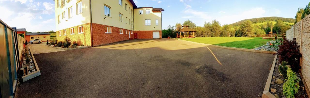 Agrohotel Tri Brezy Hrustin Exterior foto