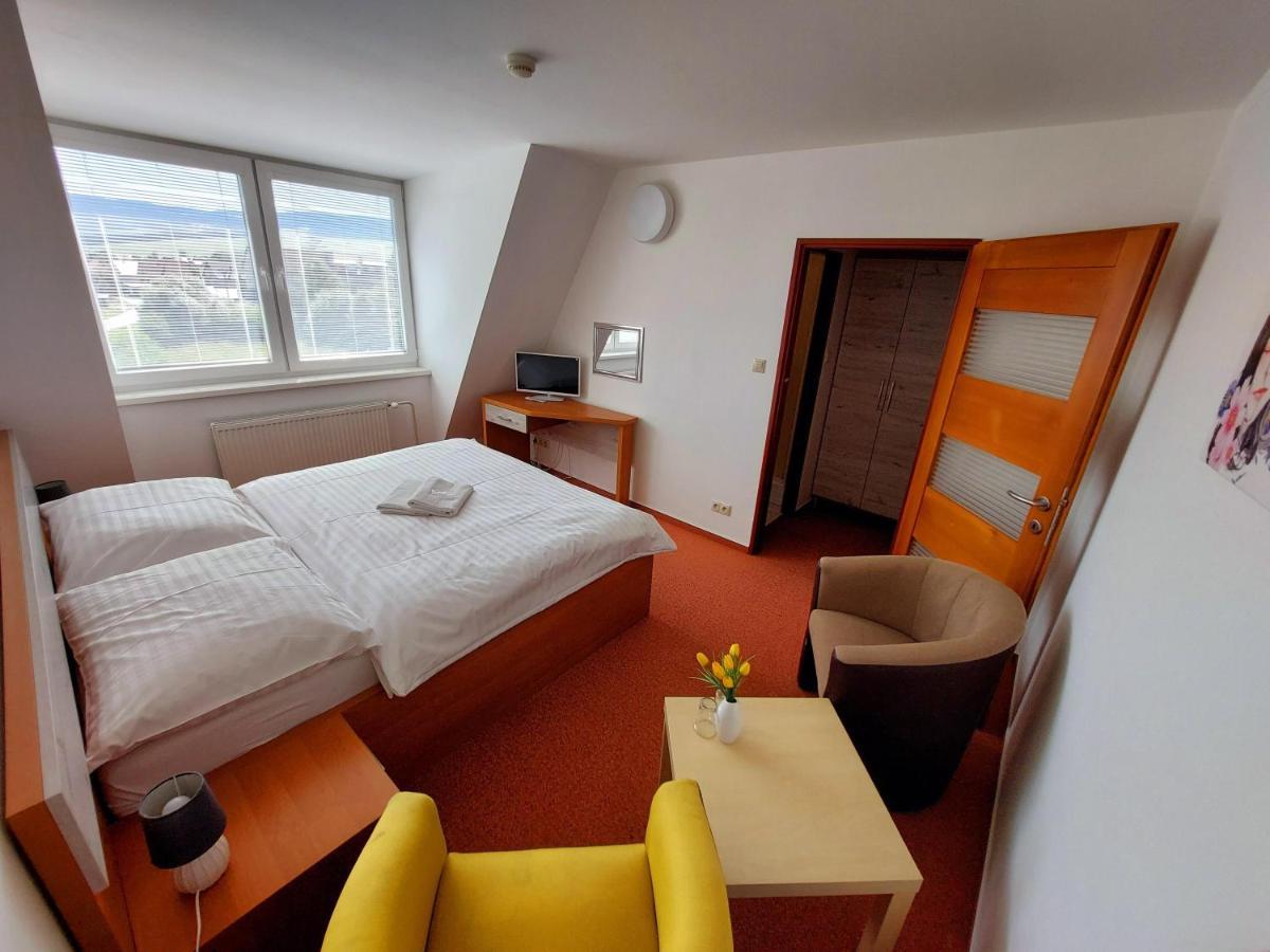 Agrohotel Tri Brezy Hrustin Exterior foto