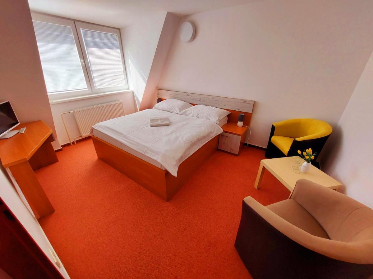 Agrohotel Tri Brezy Hrustin Exterior foto