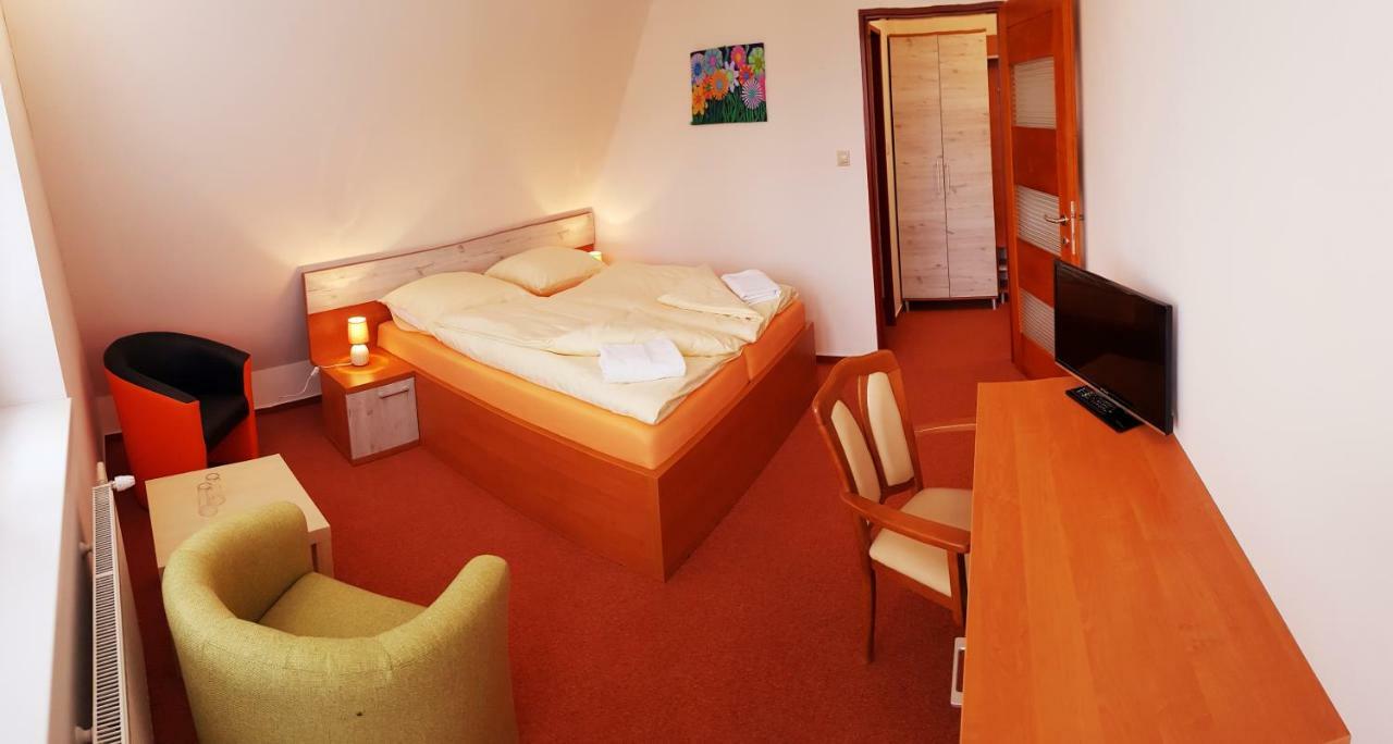 Agrohotel Tri Brezy Hrustin Exterior foto