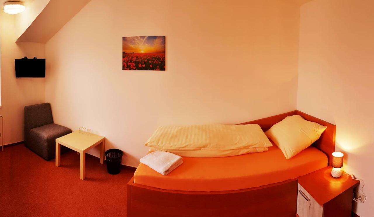 Agrohotel Tri Brezy Hrustin Exterior foto